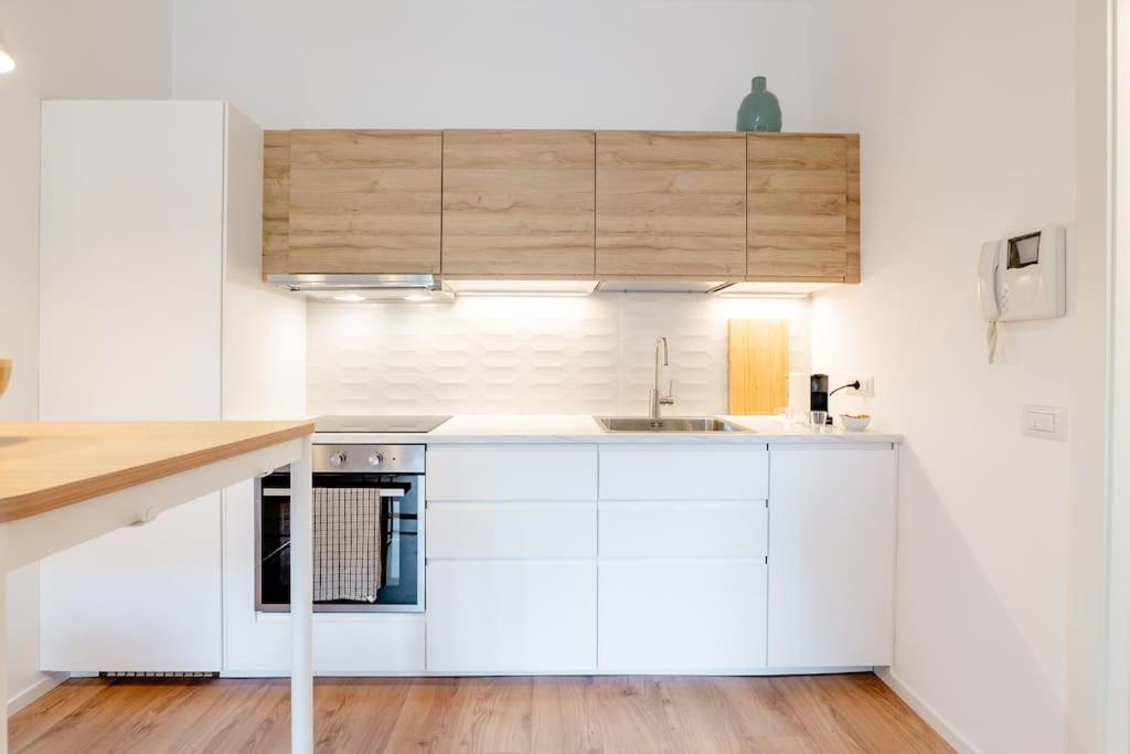 Luxury 1 Bedroom Apartment, Close To San Siro, Fiera And 10 Min Metro To Duomo Milaan Buitenkant foto