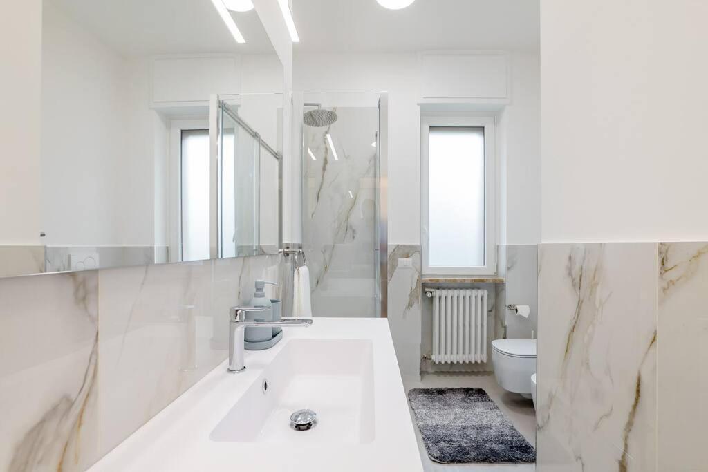 Luxury 1 Bedroom Apartment, Close To San Siro, Fiera And 10 Min Metro To Duomo Milaan Buitenkant foto