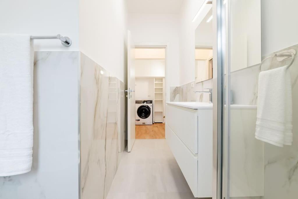 Luxury 1 Bedroom Apartment, Close To San Siro, Fiera And 10 Min Metro To Duomo Milaan Buitenkant foto